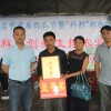 科邦公司代表和確山縣艷芳農資總經理閆芳為最甜西瓜冠軍頒獎-記者李江武攝影