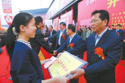 省種子協會副會長宋連啟(右一)向誠信企業頒發獎牌。