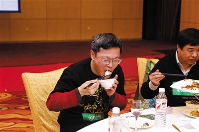 昨日,北京轉基因大米試吃大會在湖北大廈舉行,轉基因大米端上桌后網友開吃。新京報記者 高瑋 攝