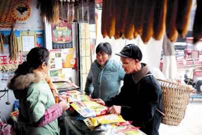 3月13日,華鎣市華龍辦事處柏木山村的農民在選購種子,為春耕生產做準備。