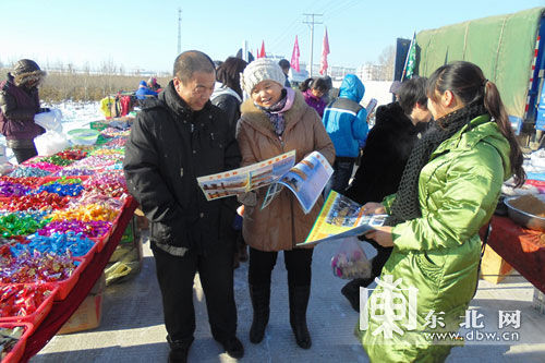 墾豐種業建邊分公司為在集市上設立固定銷售點為種植戶講解種植技術和發放宣傳單。