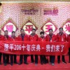 來賓在玉米特展前合影