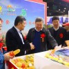 領導和嘉賓參觀企業展館