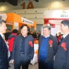 領導和嘉賓參觀企業展館